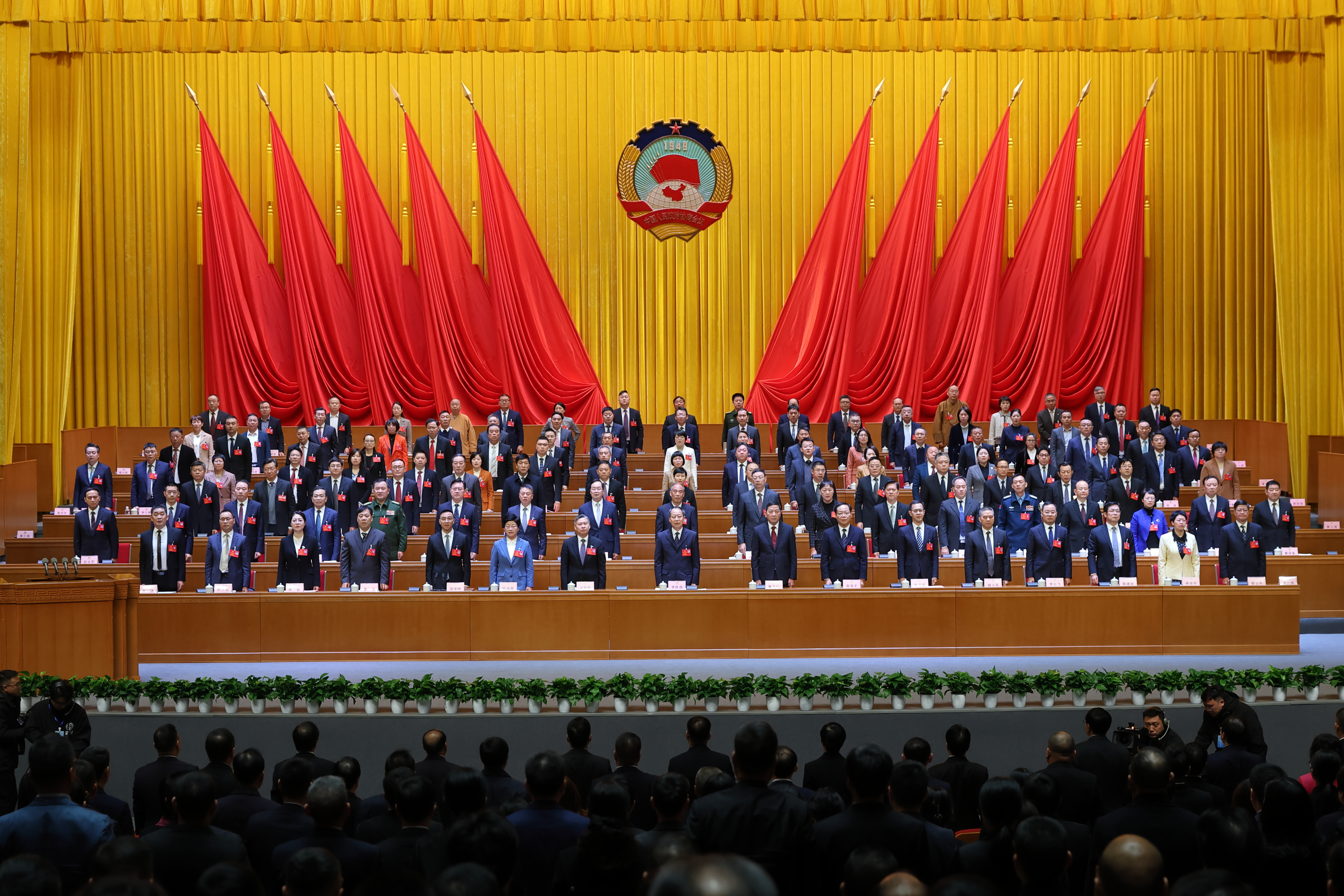 政協(xié)委員起立唱國(guó)歌